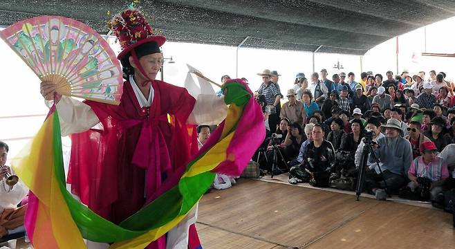 2010년 6월 인천 팔미도 앞바다에서 배연신굿을 하고 있는 모습. 연합뉴스