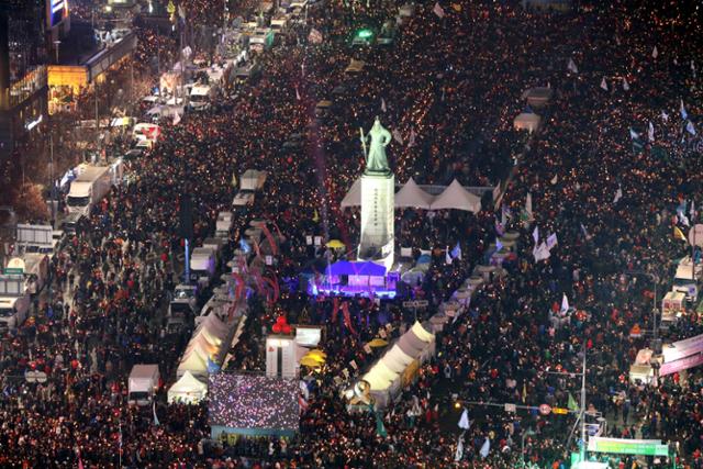 2016년 11월 촛불을 든 시위대가 서울 광화문 광장을 가득 메웠다. 한국일보 자료사진