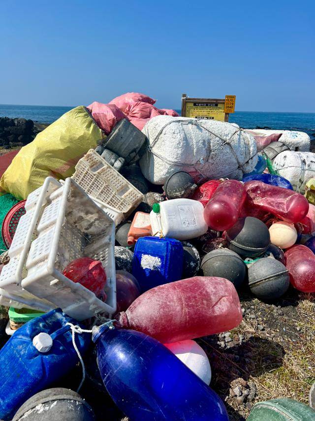 15일 제주시 김녕해수욕장 인근 덩개해안 주변에 바다환경지킴이가 치운 해안쓰레기가 한가득 쌓여 있다. 빨간색·파란색 부표는 모두 중국산이다. 제주=변태섭 기자