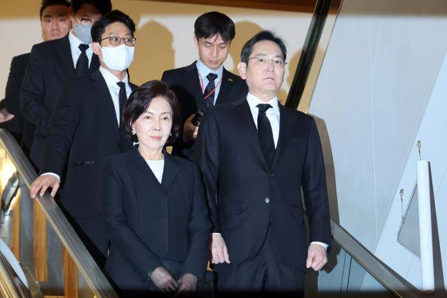 이재용(오른쪽) 삼성전자 회장과 홍라희(왼쪽) 전 삼성미술관 리움 관장이 30일 오후 서울 서대문구 연세대학교 신촌 세브란스병원 장례식장에 마련된 고 조석래 효성그룹 명예회장의 빈소를 찾았다. 연합뉴스