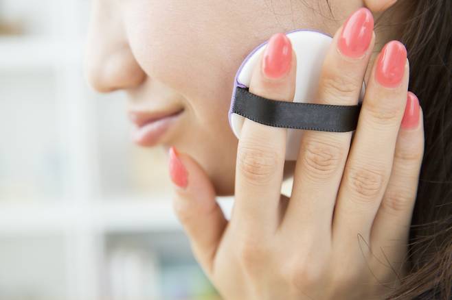 쿠션 퍼프는 특성상 세균의 온상이 되기 쉬워 청결 유지에 신경 써야 한다./사진=게티이미지뱅크