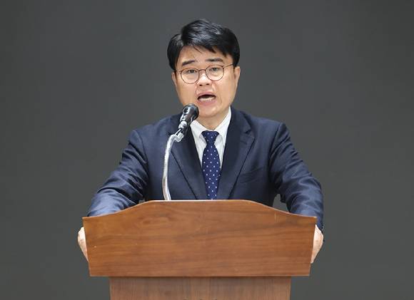 임현택 대한소아청소년의사회장이 지난 26일 서울 용산구 대한의사협회 회관에서 열린 제42대 대한의사협회 회장 선거 결선 개표에서 당선소감을 밝히고 있다.  [사진=뉴시스]