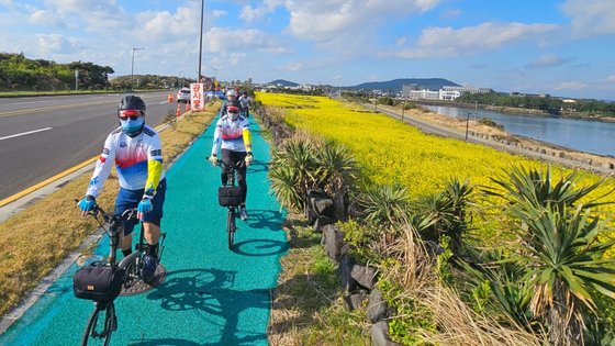 지난 22일부터 27일까지 제주 환상자전거길을 자전거를 타고 달린 싱가포르 '샹그릴라 사이클링 투어(SCT)' 동호회원들. 사진 SCT