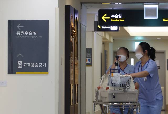 ▲ 지난 27일 오전 서울 시내 한 대형병원 수술실 인근에서 의료진이 인큐베이터와 이동하고 있다. [연합뉴스 자료사진]