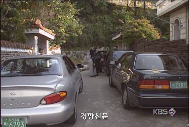 1998년 10월 15일 KBS 9시 뉴스에 보도된 검경의 J 추격 사건. J는 총에 맞아 강남구 골목에 차를 버려두고 달아났다. KBS 캡처