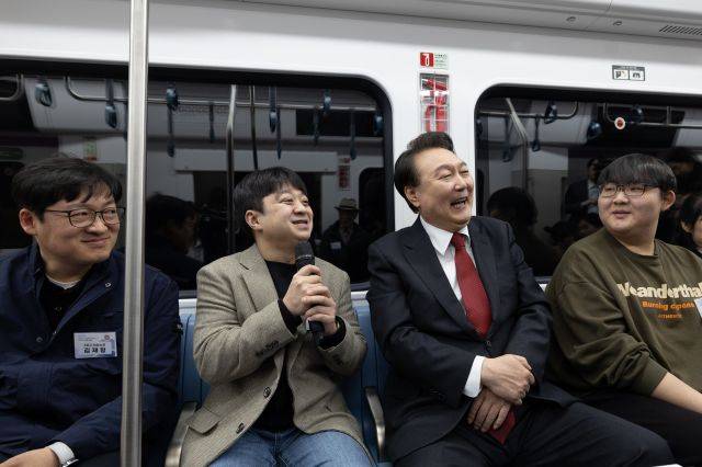 윤석열 대통령이 29일 서울 강남구 수서역에서 수도권광역급행철도(GTX) A노선 수서~동탄 구간 개통 기념식을 마친 뒤 GTX A노선 열차에 시승해  함께 탑승한 시민들과 대화하고 있다. 대통령실 제공