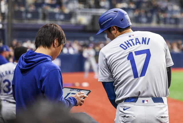 지난 20일 오후 서울 고척스카이돔에서 열린 미국프로야구(MLB) 공식 개막전 LA다저스 대 샌디에이고 파드리스 1차전 경기에서 LA다저스 오타니 쇼헤이와 통역사 미즈하라 잇페이가 대화를 나누고 있다. 공동취재사진