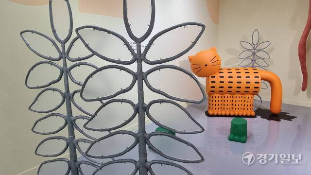 이학민 작가의 신작 ‘작은 파우’(2024, 우측 하단)와 ‘그로브 가림막’(2020, 좌측) 및 ‘빅 키티’(2023, 좌측)의 모습. 이나경기자