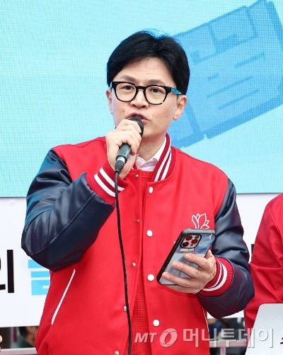 (서울=뉴스1) 구윤성 기자 = 한동훈 국민의힘 비상대책위원장 겸 총괄선대위원장이 28일 오후 서울 동대문구 회기역사거리에서 김영우(동대문갑), 김경진(동대문을) 후보 지원유세중 발언하고 있다. 2024.3.28/뉴스1