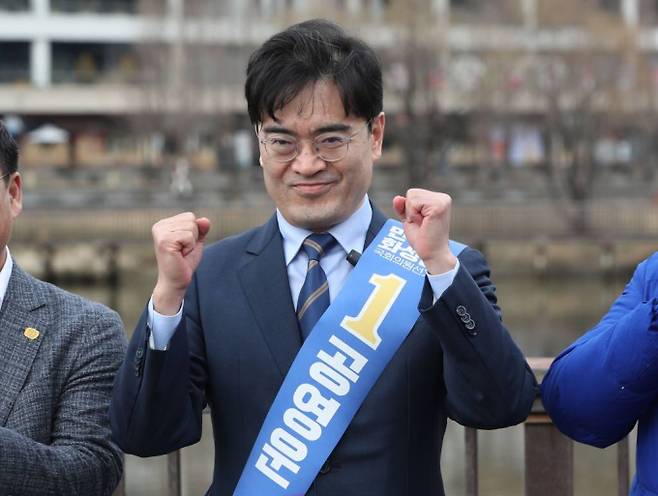 더불어민주당 공영운 예비후보가 6일 오후 경기 화성시 동탄호수공원에서 제22대 국회의원선거 화성을 출마 선언을 하고 있다. 2024.3.6/뉴스1