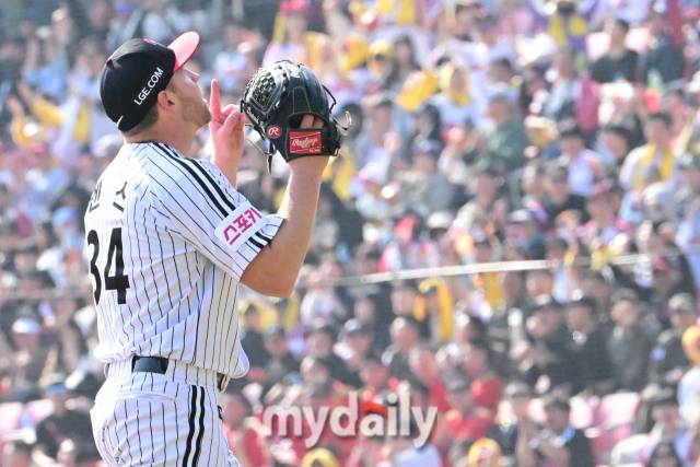 2024년 3월 23일 서울 잠실야구장에서 '2024 신한 SOL 뱅크 KBO 리그' 한화-LG의 경기가 열렸다. LG 선발 엔스가 4회초 2사 2,3루에서 페라자를 삼진으로 잡은 뒤 기뻐하고 있다./잠실=곽경훈 기자(kphoto@mydaily.co.kr)