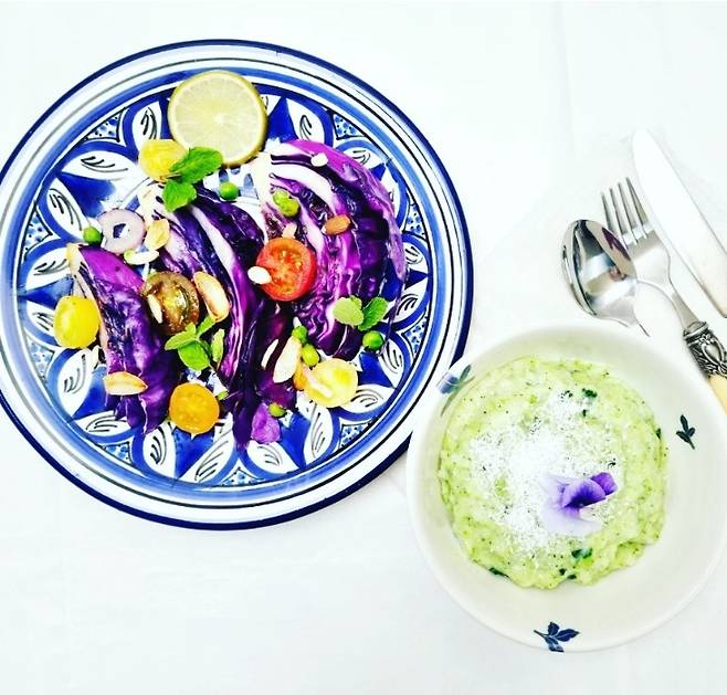 채식 요리인 적양배추 스테이크(왼쪽)와 감자브로콜리 수프 [비건리셋 제공]