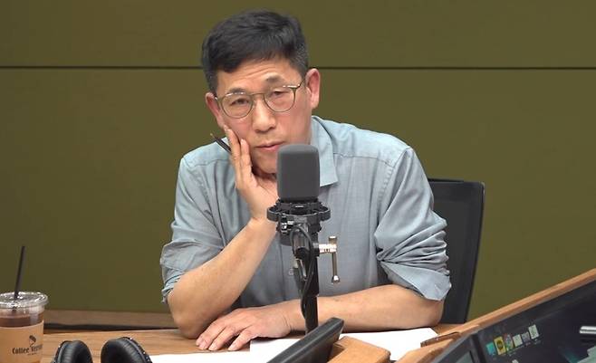 지난 28일 CBS라디오 ‘박재홍의 한판승부’에서 진중권 교수가 발언하고 있다. 박재홍의 한판승부 유튜브 영상 갈무리