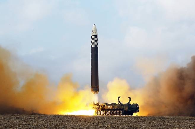 북한 대륙간탄도미사일(ICBM) 화성-17형이 발사되고 있다. 노동신문·뉴스1