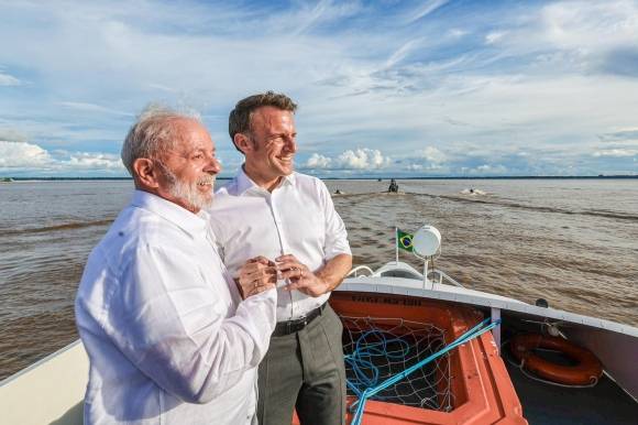 룰라(왼쪽) 브라질 대통령과 마크롱 프랑스 대통령이 보트에 타고 다정하게 손을 잡고 있다. 룰라 대통령 X