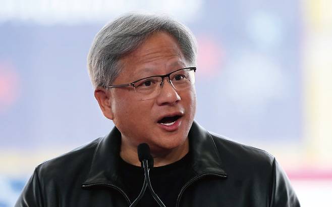 미국 그래픽처리장치(GPU) 제조사 엔비디아 창업자인 젠슨 황 최고경영자가 지난해 대만 타이베이에서 신제품을 발표하는 모습. 엔비디아는 주가가 고공행진해 시장가치에서 세계 최대 석유 기업인 사우디 아람코를 제치고 세계 3위 기업이 됐다. 엔비디아 앞에는 마이크로소프트(MS)와 애플만이 있다고 블룸버그통신이 3월 4일 보도했다. [뉴시스=AP]