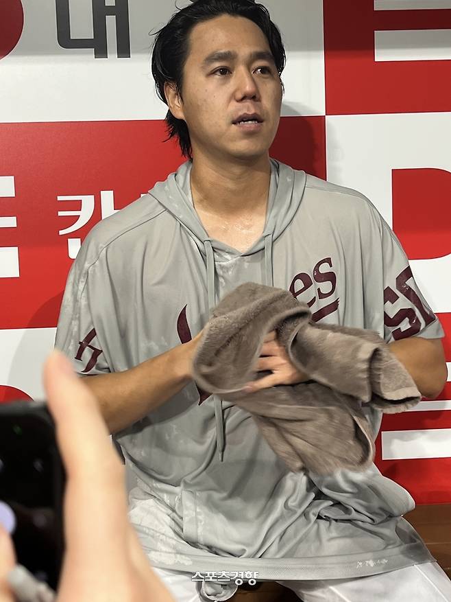 키움 하영민이 30일 고척 LG전을 마치고 동료들에게 물세례를 맞은 뒤 인터뷰하고 있다. 고척 | 김하진 기자
