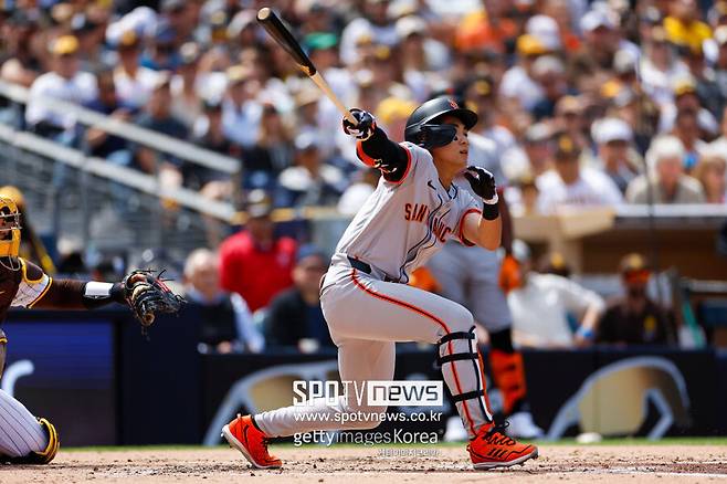 ▲&nbsp;샌프란시스코 자이언츠의 이정후가 메이저리그 데뷔전에서 헛스윙을 하고 있다.