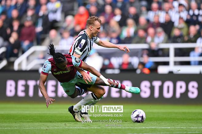 ▲ 뉴캐슬 유나이티드는 30일(한국시간) 영국 타인위어주의 세인트 제임스 파크에서 열린 2023-24시즌 잉글랜드 프리미어리그 30라운드에서 웨스트햄 유나이티드에 4-3 승리를 거뒀다. 후반 초반까지 1-3으로 끌려가던 뉴캐슬은 경기 종료 직전 하비 반스의 역전골로 대 역전극을 완성했다.