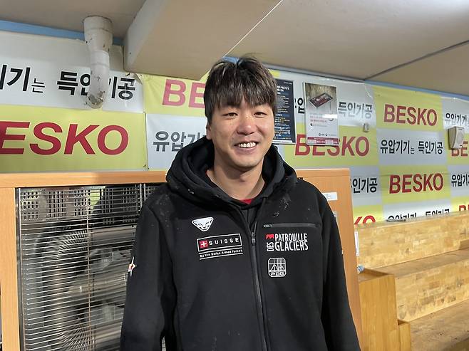 SSG 랜더스 좌완 선발투수 김광현이 29일 대구삼성라이온즈파크에서 열린 삼성 라이온즈와의 원정경기에서 역대 최소경기이자 KBO리그 통산 4번째로 160승을 달성한 뒤 기념촬영하고 있다. 대구, 최원영 기자