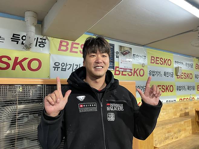 SSG 랜더스 좌완 선발투수 김광현이 29일 대구삼성라이온즈파크에서 열린 삼성 라이온즈와의 원정경기에서 역대 최소경기이자 KBO리그 통산 4번째로 160승을 달성한 뒤 기념촬영하고 있다. 대구, 최원영 기자