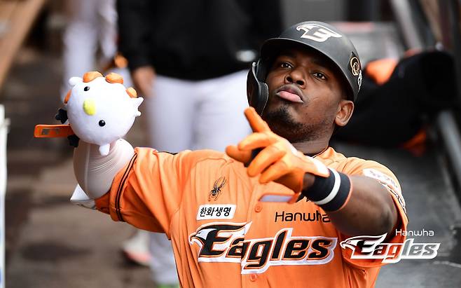 30일 오후 대전 한화생명이글스파크에서 열린 2024 신한 SOL Bank KBO리그 KT 위즈와 한화 이글스의 경기, 한화가 페라자와 안치홍의 홈런을 앞세워 8대5 승리를 거뒀다. 선제 솔로포를 터뜨린 페라자가 팬들을 향해 세리머니를 하고 있다. 한화 이글스