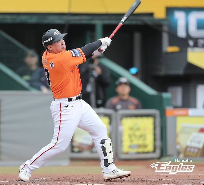 30일 오후 대전 한화생명이글스파크에서 열린 2024 신한 SOL Bank KBO리그 KT 위즈와 한화 이글스의 경기, 한화가 페라자와 안치홍의 홈런을 앞세워 8대5 승리를 거뒀다. 안치홍이 투런 홈런을 날리고 있다. 한화 이글스