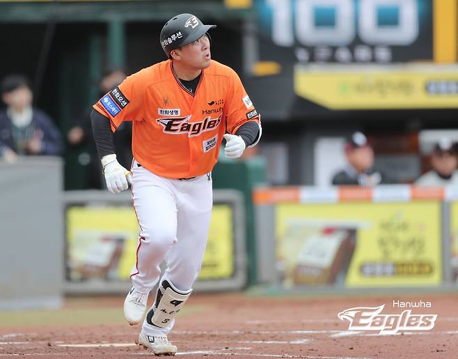 30일 오후 대전 한화생명이글스파크에서 열린 2024 신한 SOL Bank KBO리그 KT 위즈와 한화 이글스의 경기, 한화가 페라자와 안치홍의 홈런을 앞세워 8대5 승리를 거뒀다. 안치홍이 투런 홈런을 날리고 있다. 한화 이글스