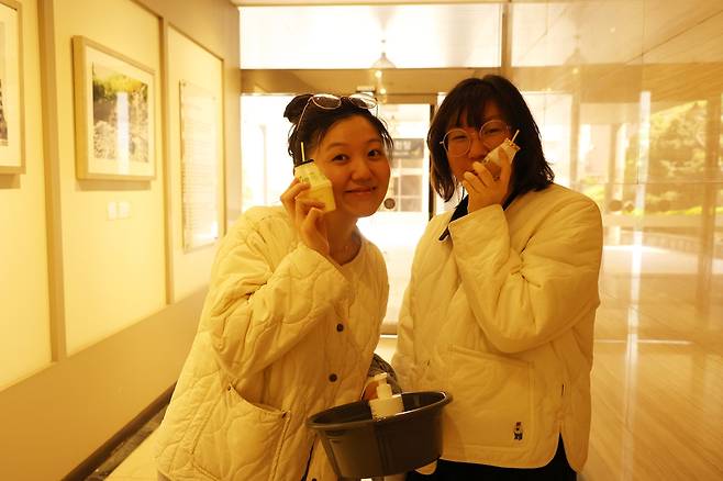 온천욕하고 바나나우유 마시는 강선아 씨와 친구 [촬영 강수환]