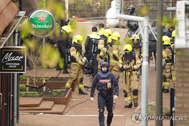 네덜란드 인질극 (에더[네덜란드] AFP=연합뉴스) 30일 오전(현지시간) 인질극이 발생한 네덜란드 에더의 한 나이트클럽 건물 앞에서 경찰과 소방관들이 대기하고 있다. 2024. 3. 30