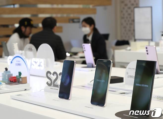 14일 서울 마포구 삼성디지털프라자 홍대본점에서 삼성전자의 최신 플래그십 스마트폰 '갤럭시 S23' 시리즈를 사전 예약한 시민들이 S23을 수령하고 있다. 2023.2.14/뉴스1 ⓒ News1 신웅수 기자
