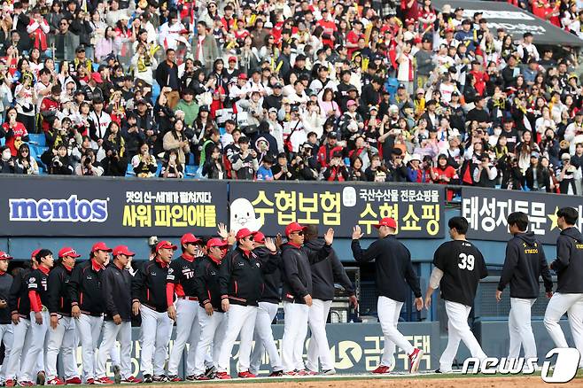 31일 서울 송파구 잠실야구장에서 열린 프로야구 '2024 신한 SOL 뱅크 KBO리그' KIA 타이거즈와 두산 베어스의 경기에서 이범호 KIA 감독이 9대3으로 승리한 선수들을 격려하고 있다. 2024.3.31/뉴스1 ⓒ News1 이승배 기자