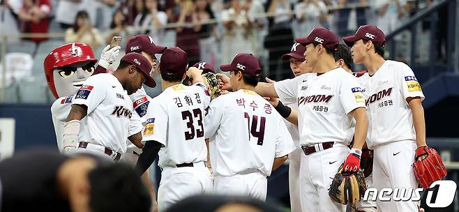 3일 오후 서울 구로구 고척스카이돔에서 열린 '2023 신한은행 SOL KBO리그' KT 위즈와 키움 히어로즈의 경기에서 7대 0으로 승리를 거둔 키움 선수들이 기쁨을 나누고 있다. 2023.9.3/뉴스1 ⓒ News1 박지혜 기자