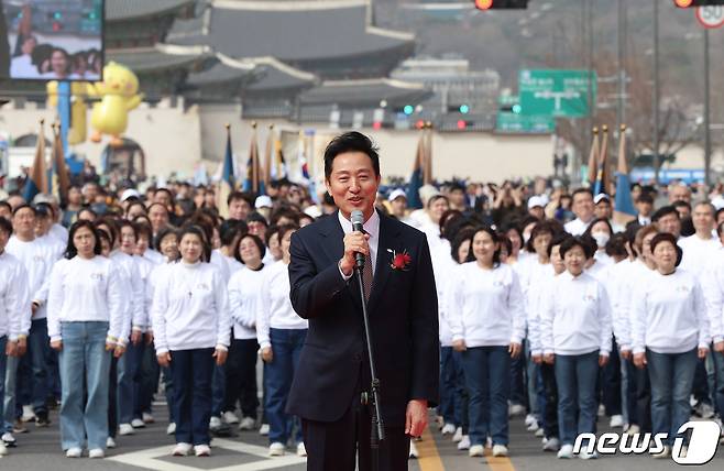 오세훈 서울시장이 30일 서울 종로구 광화문광장에서 열린 '2024 부활절 퍼레이드'에 참석해 축사를 하고 있다. 2024.3.30/뉴스1 ⓒ News1 김도우 기자