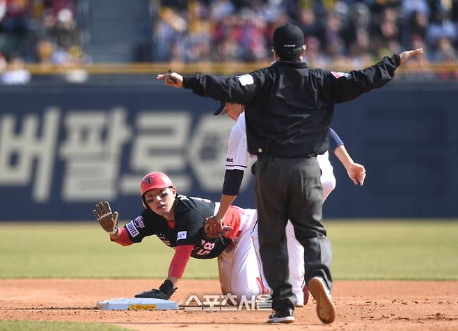 KIA 서건창이 31일 잠실야구장에서 열린 2024 KBO리그 두산과 경기 5회초 2사1루 한준수 타석 때 2루도루에 성공하고 있다. 2024. 3. 31.잠실 | 최승섭기자 thunder@sportsseoul.com