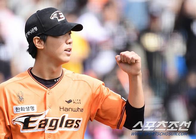 31일 대전 한화생명이글스파크에서 열린 한화와 KT 경기. 2회 2사 1, 2루에서 장성우를 뜬볼로 처리하며 주먹을 쥐어보이는 한화 황준서. 대전=송정헌 기자songs@sportschosun.com/2024.03.31/