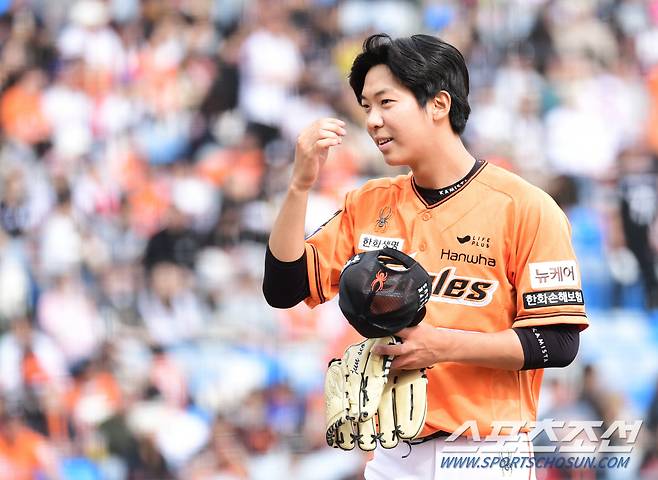 31일 대전 한화생명이글스파크에서 열린 한화와 KT 경기. 4회 투구를 마치고 마운드를 내려오는 한화 선발 황준서. 대전=송정헌 기자songs@sportschosun.com/2024.03.31/