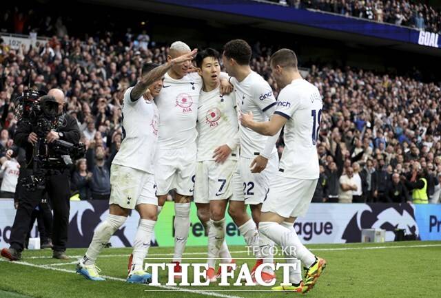 동료들과 함께 15호골 감격을 함께하고 있는 손흥민(가운데)./런던=AP.뉴시스