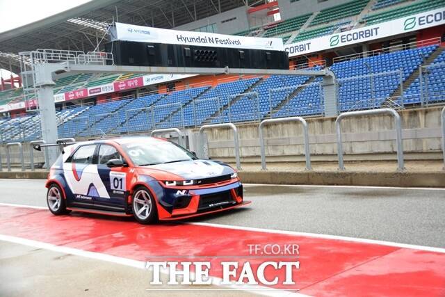 29일 강원도 인제 스피디움에서 '아이오닉 5 N eN1 컵카'가 피트에서 출발하고 있다. /인제=김태환 기자