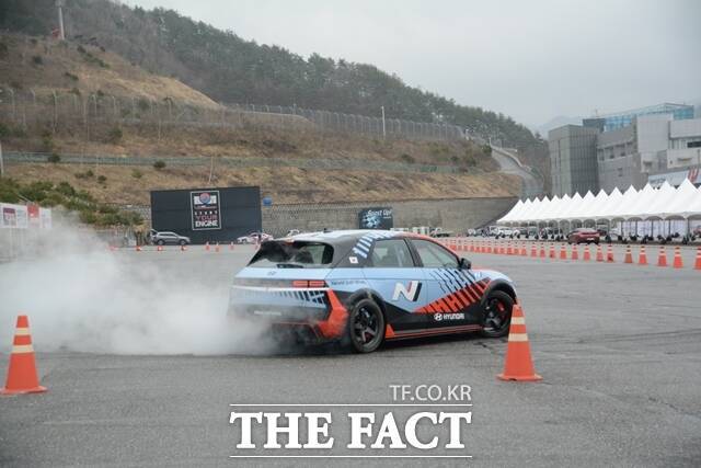 29일 강원도 인제 스피디움에서 '아이오닉 5 드리프트 스펙' 차량이 드리프트를 하고 있다. /김태환 기자