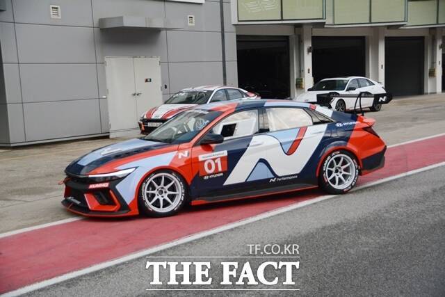 29일 강원도 인제 스피디움에서 주행을 마친 아반떼 N 컵카가 피트로 복귀하고 있다. /김태환 기자