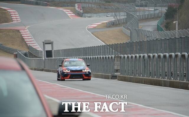 '아이오닉 5 N eN1 컵카'가 서킷 주행을 마치고 피트로 복귀하고 있다. /김태환 기자