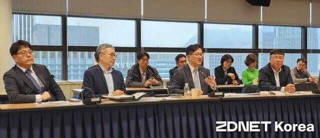 과학기술혁신본부의 출입기자 간담회에는 류 본부장(왼쪽 세번째) 외에 3개 본부 본부장들도 배석했다. 맨 왼쪽부터 이상윤 성과평가정책국장, 조선학 연구개발투자심의국장, 류 본부장, 권석민 과학기술정책국장.