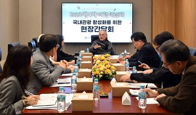 유인촌 문화체육관광부 장관이 지난 30일 서울 서초구 aT센터에서 열린 '내나라 여행박람회'를 찾아 참여기관 관계자와 국내관광 활성화를 위한 현장간담회를 하고 있다. [사진제공 = 한국관광협회중앙회] [이미지출처=연합뉴스]