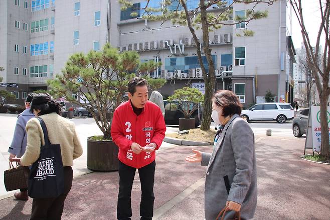 31일 안태욱 국민의힘 후보가 광주광역시의 한 교회 앞에서 명함을 나눠주고 있는 모습./김민기 기자