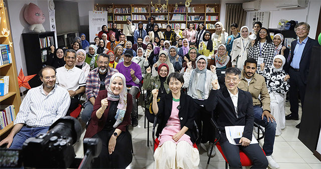 3월 28일 주이집트 한국문화원에서 열린 ‘작가와의 만남’ 행사에서 홍부용 작가(앞줄 가운데)가 참석자들과 기념촬영을 하고 있다. 참석자들은 한국어의 아랍어 번역, 창작 뒷이야기, 한국 문학 등에 대해 질문했다. 주이집트 한국문화원 제공