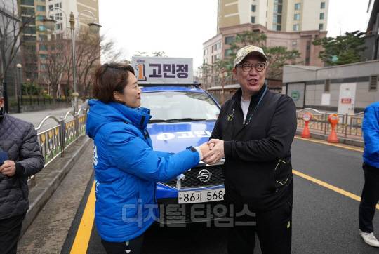 고민정(왼쪽) 더불어민주당 서울 광진을 후보와 배우 박상면씨. <고민정 SNS>