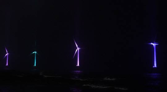 탐라해상풍력단지에 경관조명이 밝혀진 모습. [한국남동발전 제공]