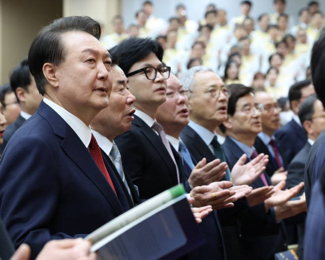 윤석열 대통령이 부활절인 31일 서울 강동구 소재 명성교회에서 열린 '2024 한국교회부활절연합예배'에 참석, 찬송가를 부르고 있다. 왼쪽부터 윤 대통령, 김진표 국회의장, 국민의힘 한동훈 비상대책위원장, 더불어민주당 김부겸 상임공동선거대책위원장, 유인촌 문화체육관광부 장관. 연합뉴스