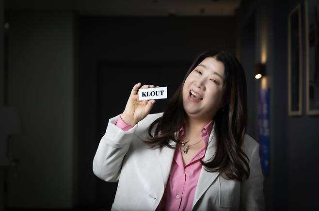 크리에이터 '링링 언니'가 인터뷰에 앞서 포즈를 취하고 있다. [사진 신인섭 기자]&nbsp;